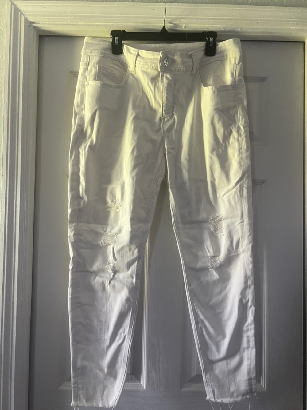 Seven7 White Skinny Jeans with Distressed Knees